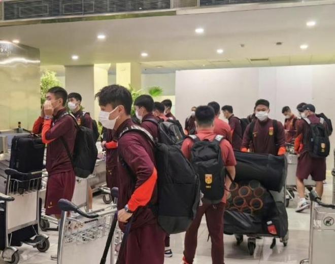 足壇一夜動態(tài)：國足抵達印尼！阿布25億仍被凍結(jié) 切爾西官宣新援