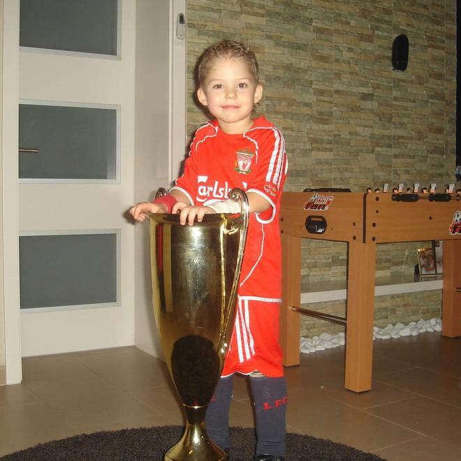 兒軍夢，利物浦新門將佩奇曬兒時穿利物浦球衣照片：繼續夢想