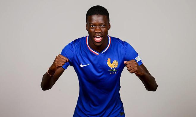 簽約8年！官方：切爾西正式簽下白堡19歲后衛馬馬杜·薩爾