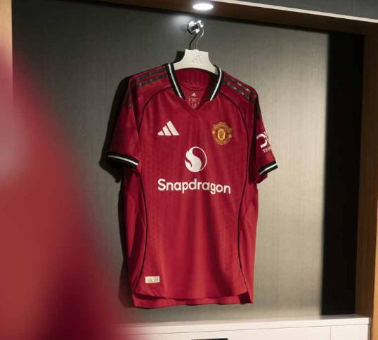 和前兩個賽季太雷同，曼聯(lián)球迷吐槽主場球衣：新賽季，舊球衣