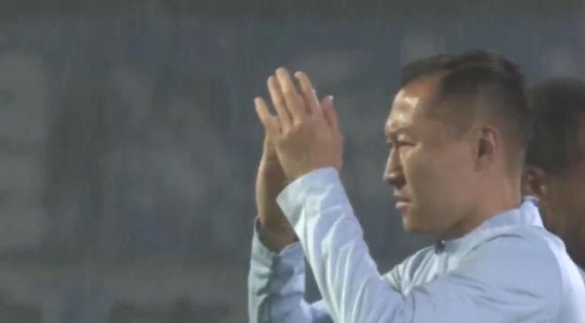会影响比赛吗？川崎前锋vs申花现场下着大雨