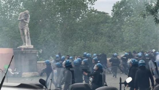 【意·关注】罗马德比太火爆！两队球迷和警方“游击战”