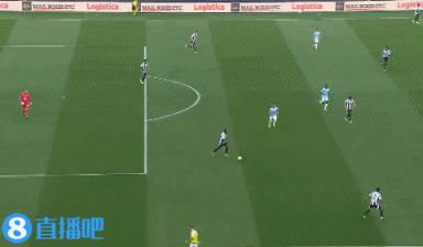 尤文十人作戰(zhàn)，卡盧盧揮肘打到拉齊奧球員，裁判查看VAR出示紅牌