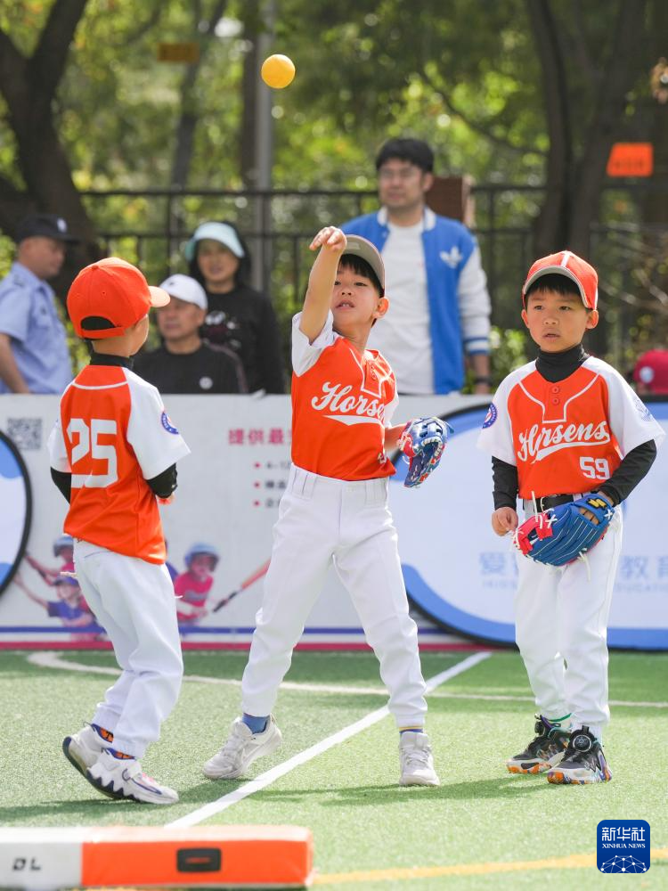 四川成都：“萌娃”乐享棒垒球