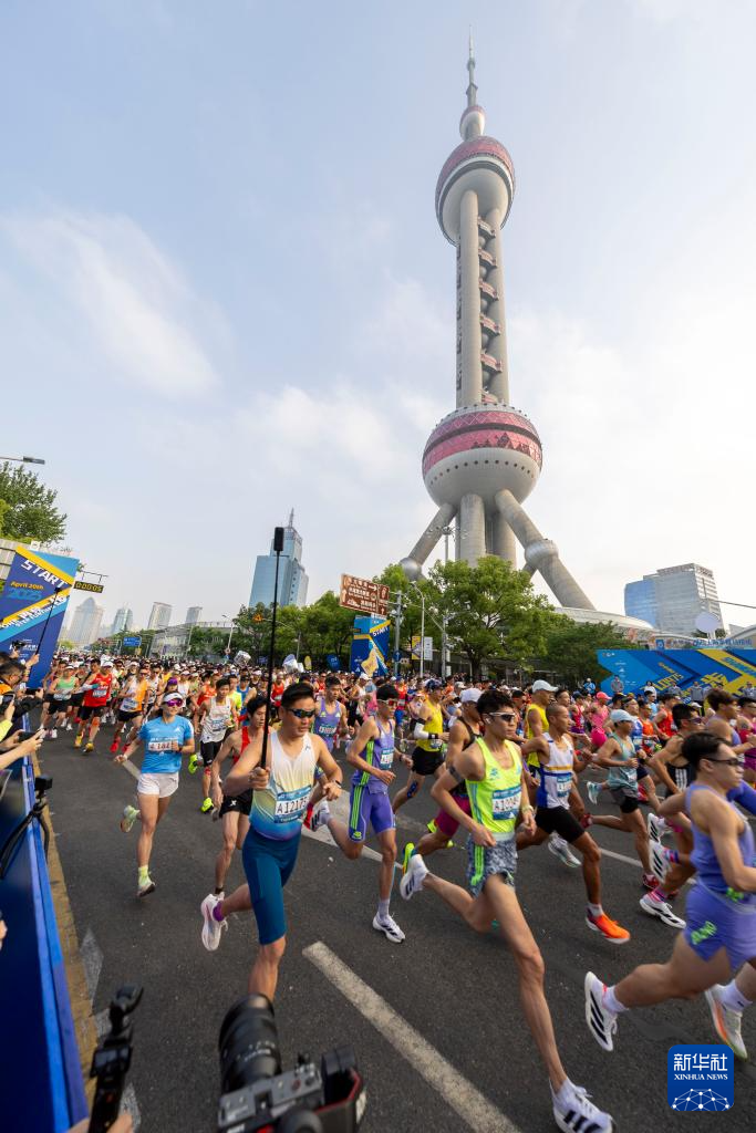 2025年上海半程马拉松赛开跑