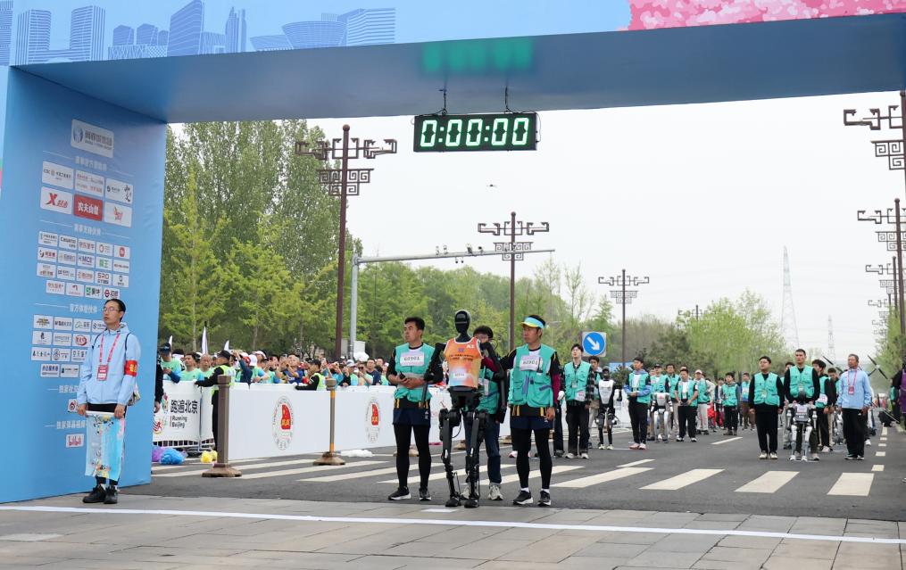 透视全球首次“人机共跑”半程马拉松