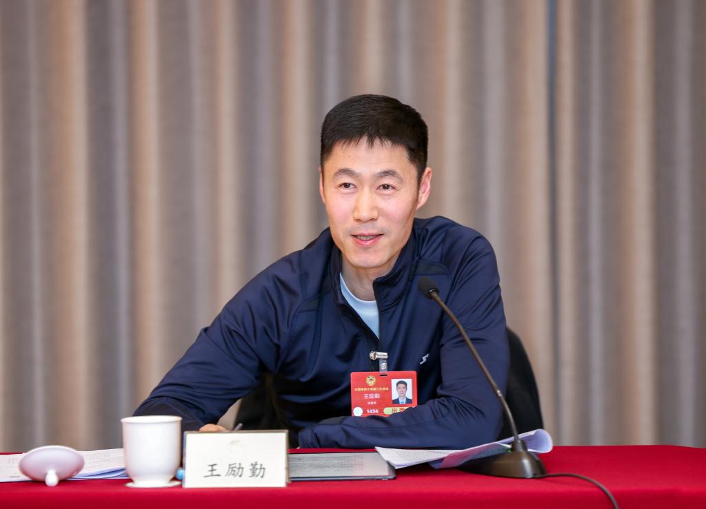 新华社快讯：王励勤当选中国乒乓球协会新一任主席