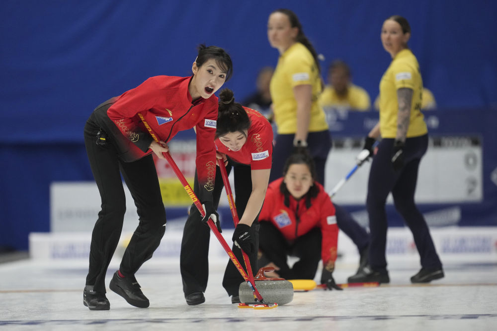 中国女子冰壶队时隔14年再进世锦赛四强