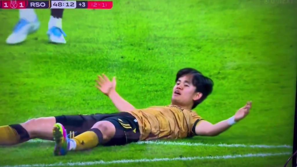 喘不上气！久保健英被维尼修斯放倒后久久地躺在地上
