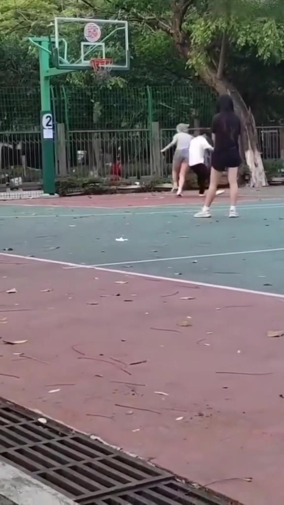 小伙子你打人家女孩子怎么專用背打了，太陰了你小子！