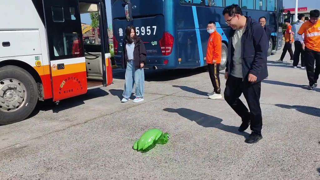 踢乌龟气球！泰山球迷：录上了吗？