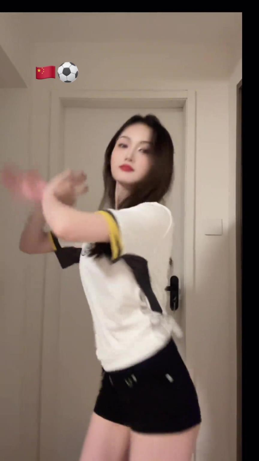 云怡这身国足球衣有点好看啊，就是舞蹈还得多练练