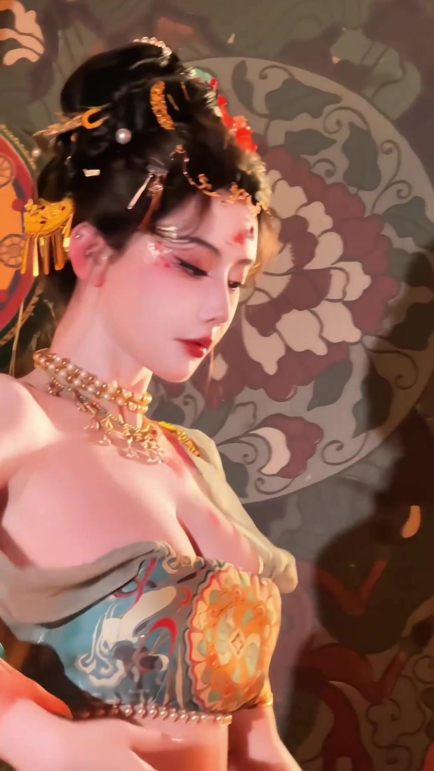 尤物啊！坐老詹身后爆火的女星周麟嘉晒视频：从此君王不早朝
