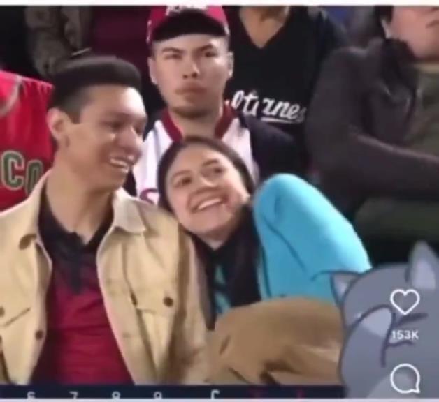 当面绿？kisscam男朋友不愿意亲嘴，被身后男子捡到机会