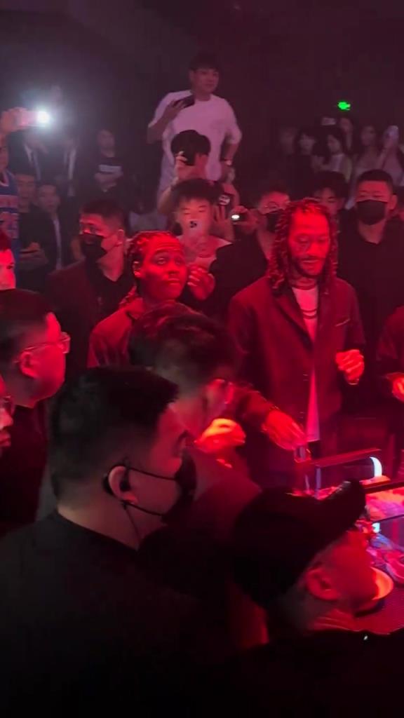 网友晒罗斯中国行现身酒吧：离偶像最近的一次