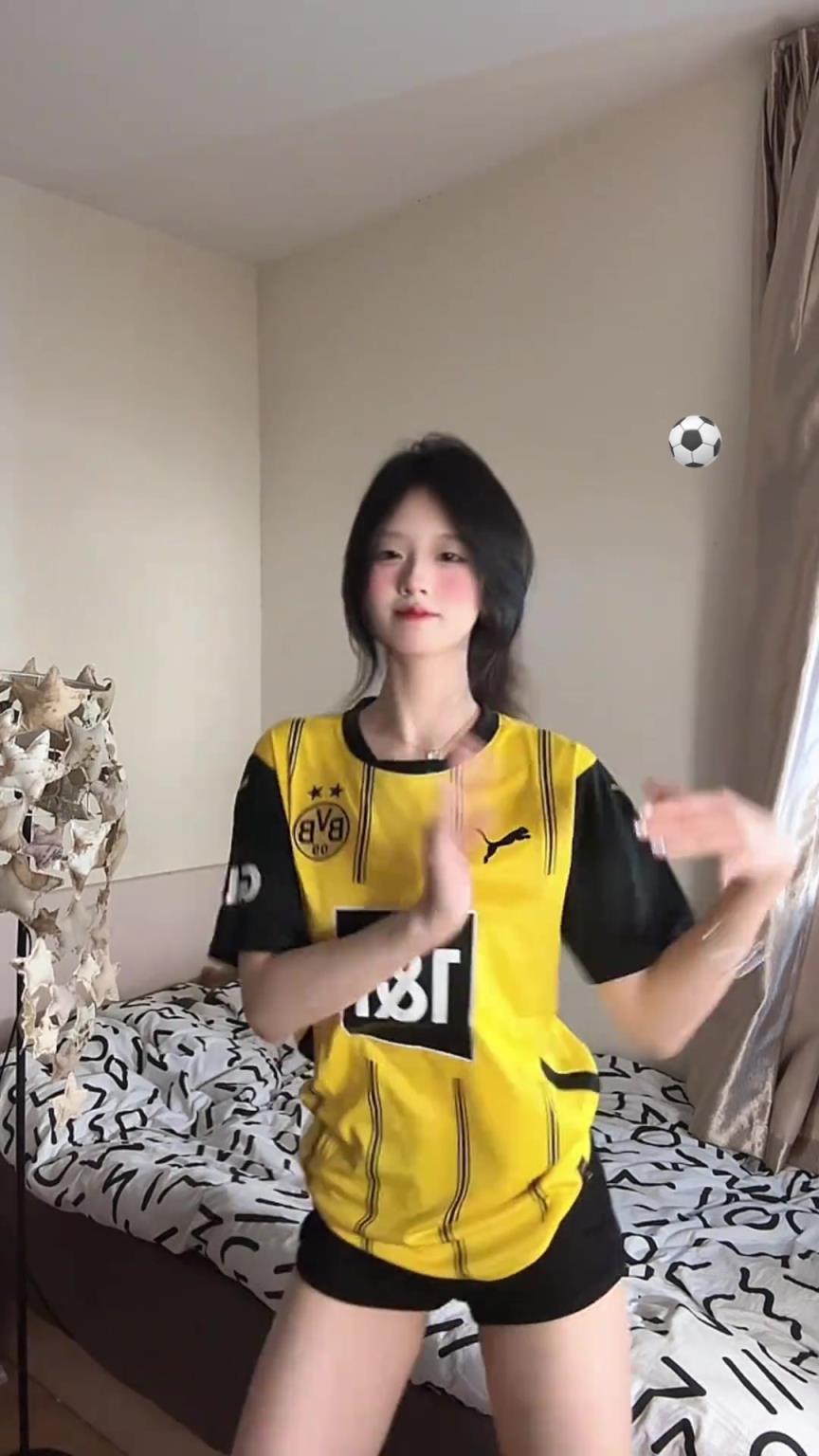 不得不说多特女粉丝真多啊~这小舞跳得真有劲儿