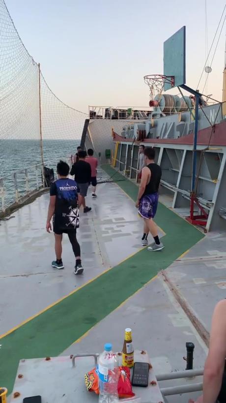 在船上打球，谁把球打进海里，谁捡