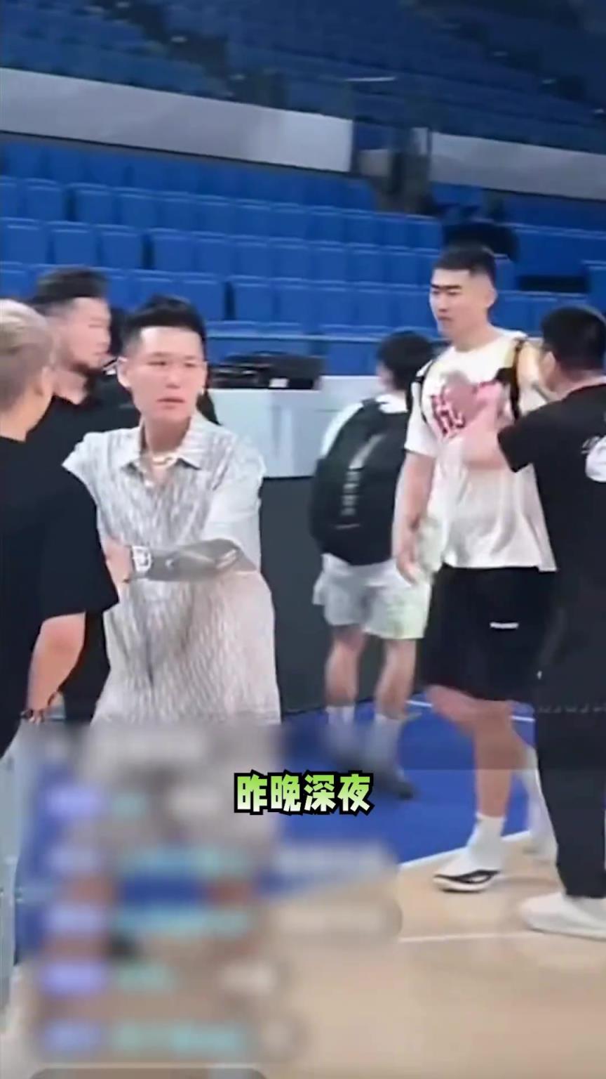 冲动！高尚野球比赛不满球迷言论踹飞对方