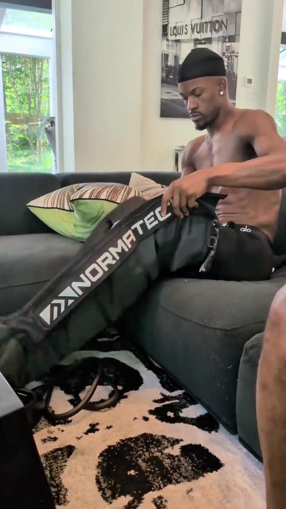 比赛前刚刚保养了腿！这可是季后赛最硬最努力的男人啊！
