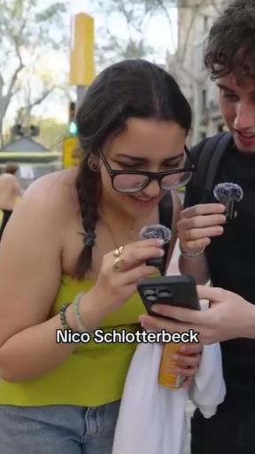 折磨路人？在巴塞罗那街头让路人拼读多特球员的姓名！