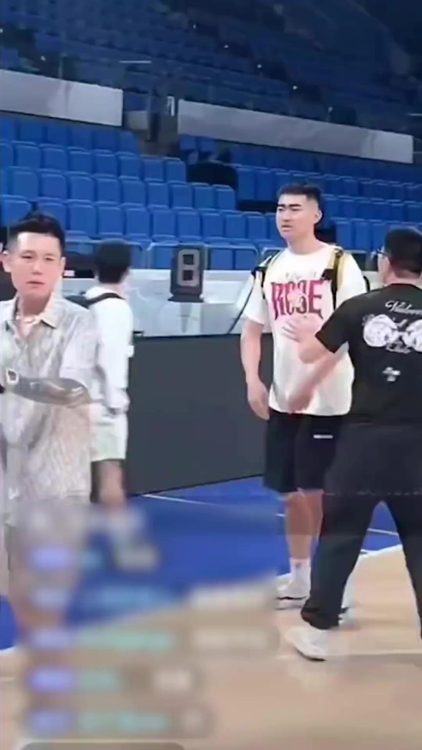 前职业球员高尚出手重拳伤人，受害者可以挑车了