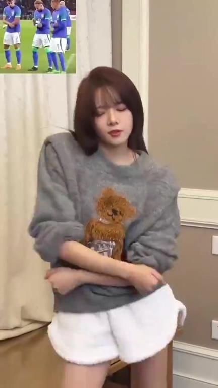 这骨架真宽阔！！LOL美女主持骆歆模仿内马尔跳舞