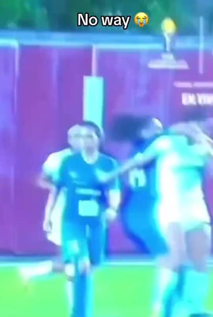 格斗场！女足直接给了对方球员脸部一拳，你还是打UFC去吧