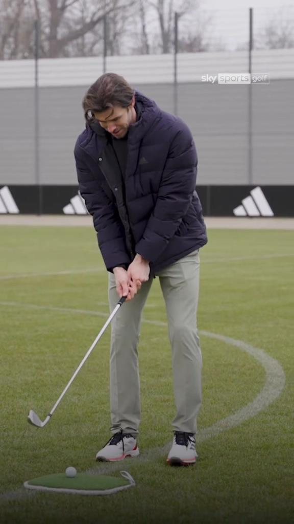 这就叫专业⛳贝尔高尔夫横梁挑战一击命中