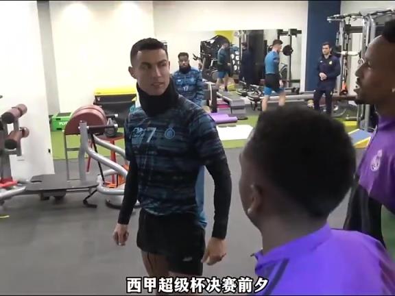 C罗时隔多年再次回到皇马很多熟悉的面孔也都出现了~