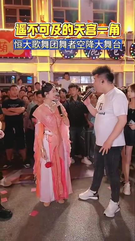 恒大歌舞团的“首席舞者”空降网红直播间，这身材看着不太像
