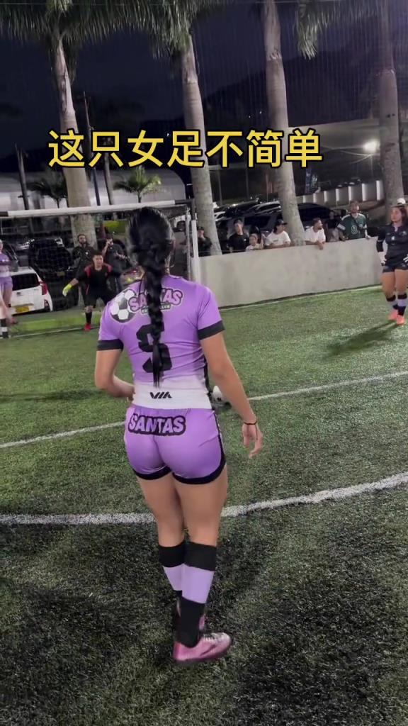 神似乔治娜！这女足的身材有点爆炸，这胯都能顶开男足了