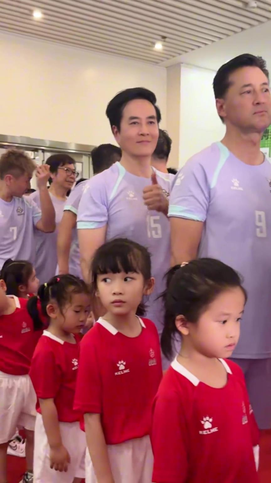 都老啦！石榴姐：大胆哪吒仔，竟然在踢球时偷亲老娘~