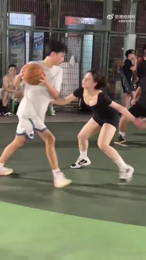 美女这防守真是有两把刷子啊，看得我一愣一愣的