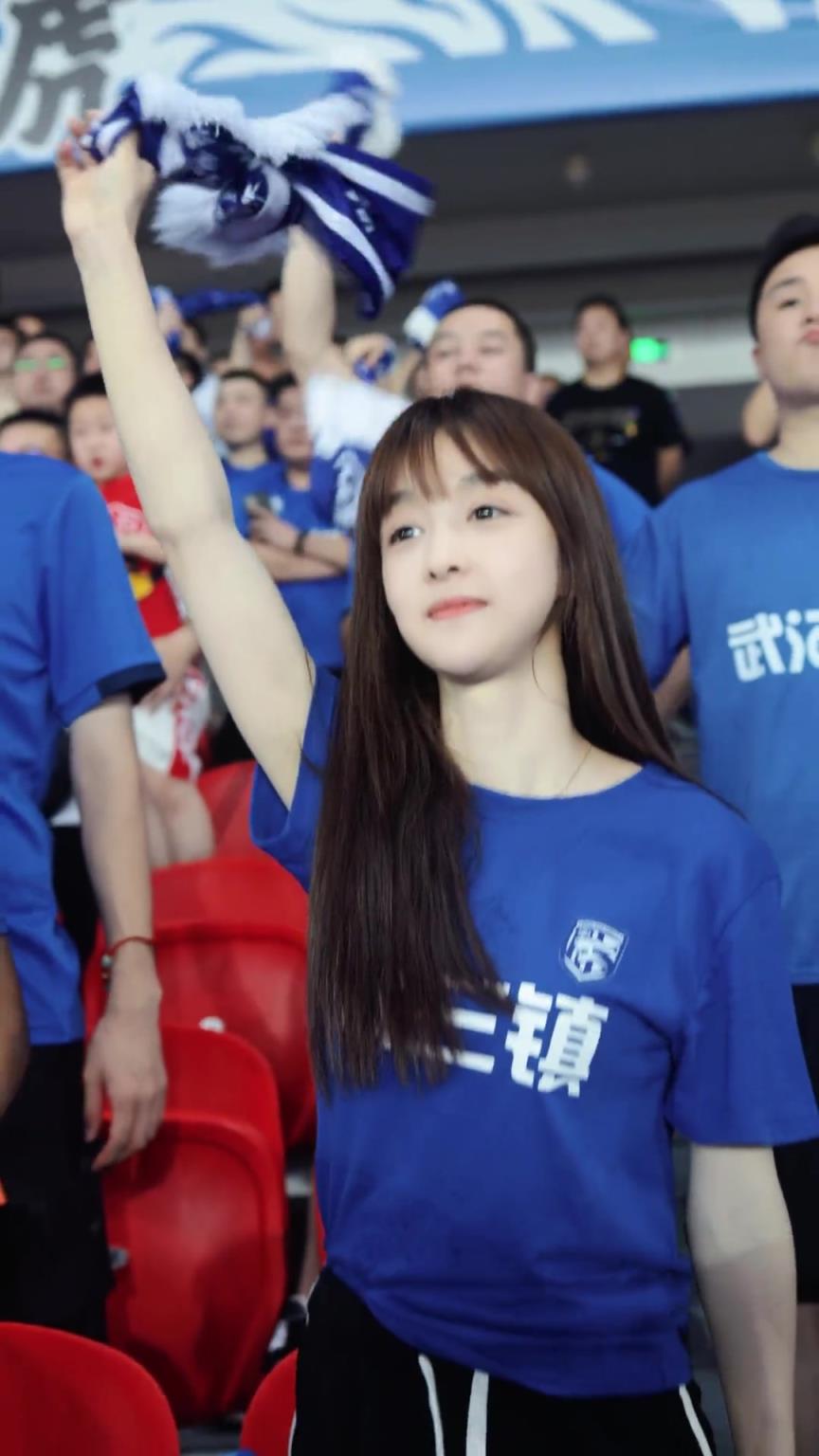 哇哦！三镇还有这么漂亮的女球迷，真养眼