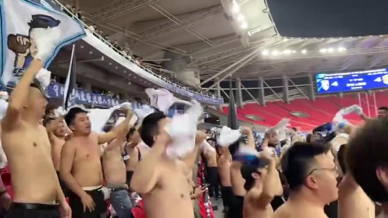 热情可太热了！三镇男球迷集体脱衣庆祝！