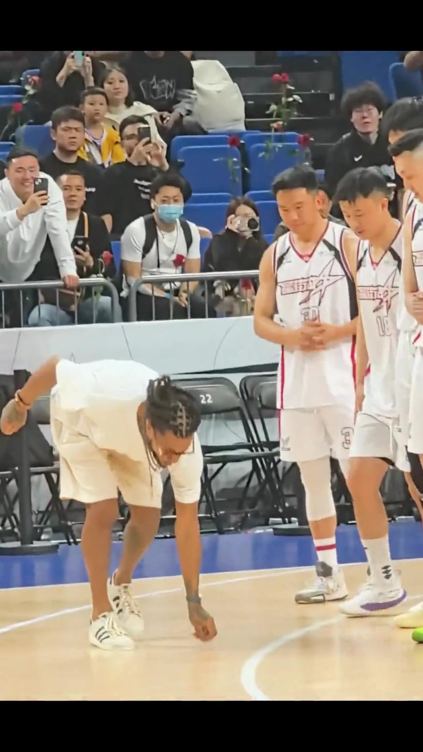 优质偶像罗斯为避免球员受伤主动捡起球场垃圾