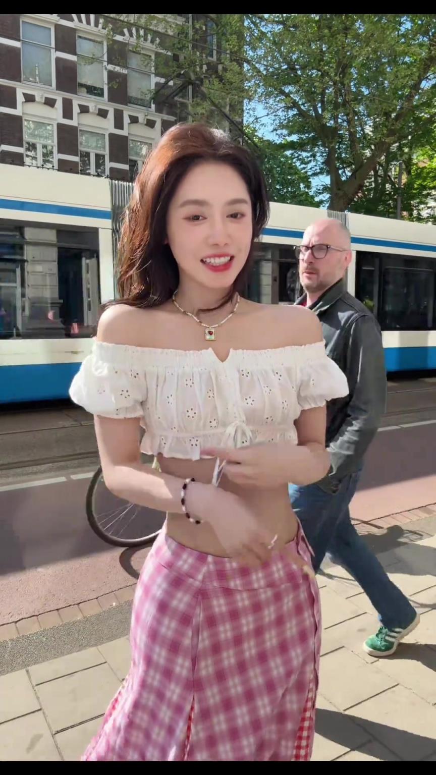 美娜露肩露脐清凉装扮：东北甜妹儿在欧洲