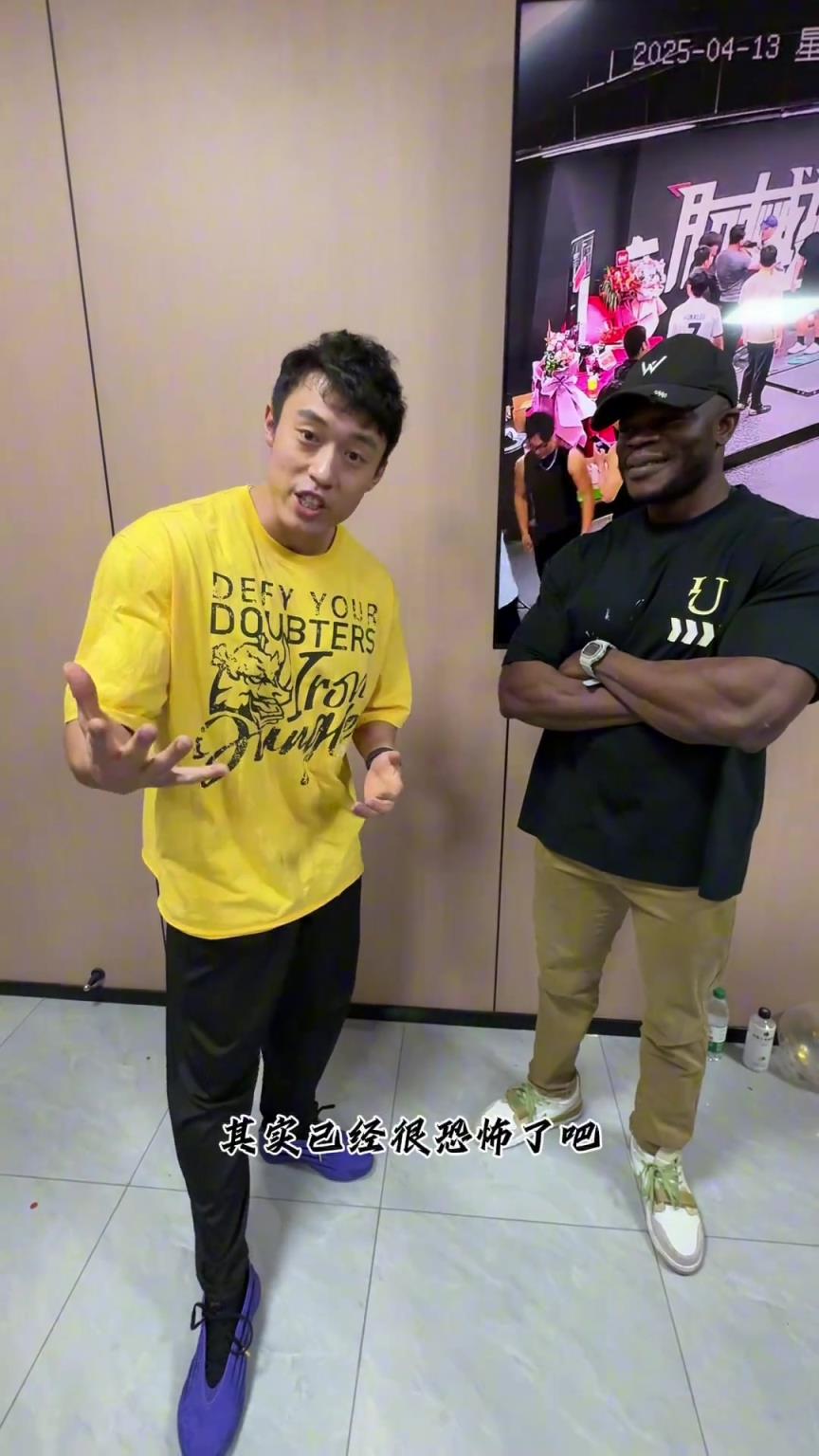 不打球可惜了！国内网红身高183臂展194 比黑哥弱多了