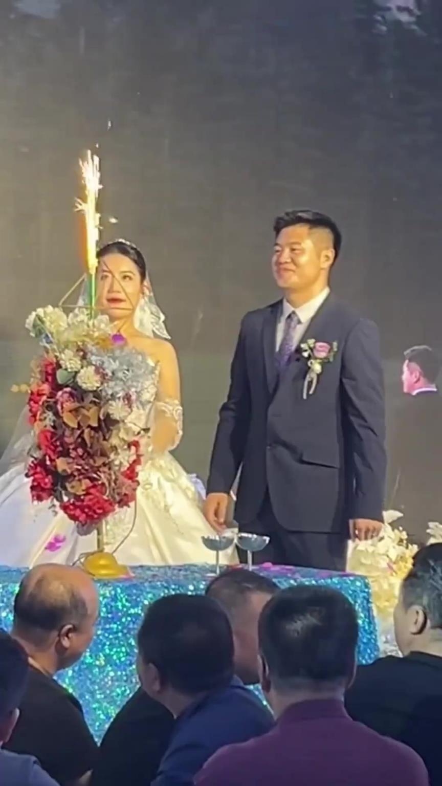 那些松弛的新郎们！东嚼西投南递北拍！其中一位经常打球把