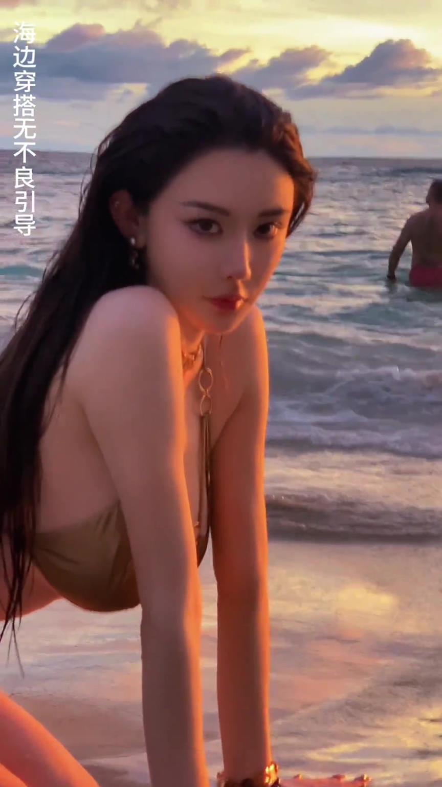 身材太顶了！美女詹密周麟嘉在海边游玩：由内而外自在发光的快乐