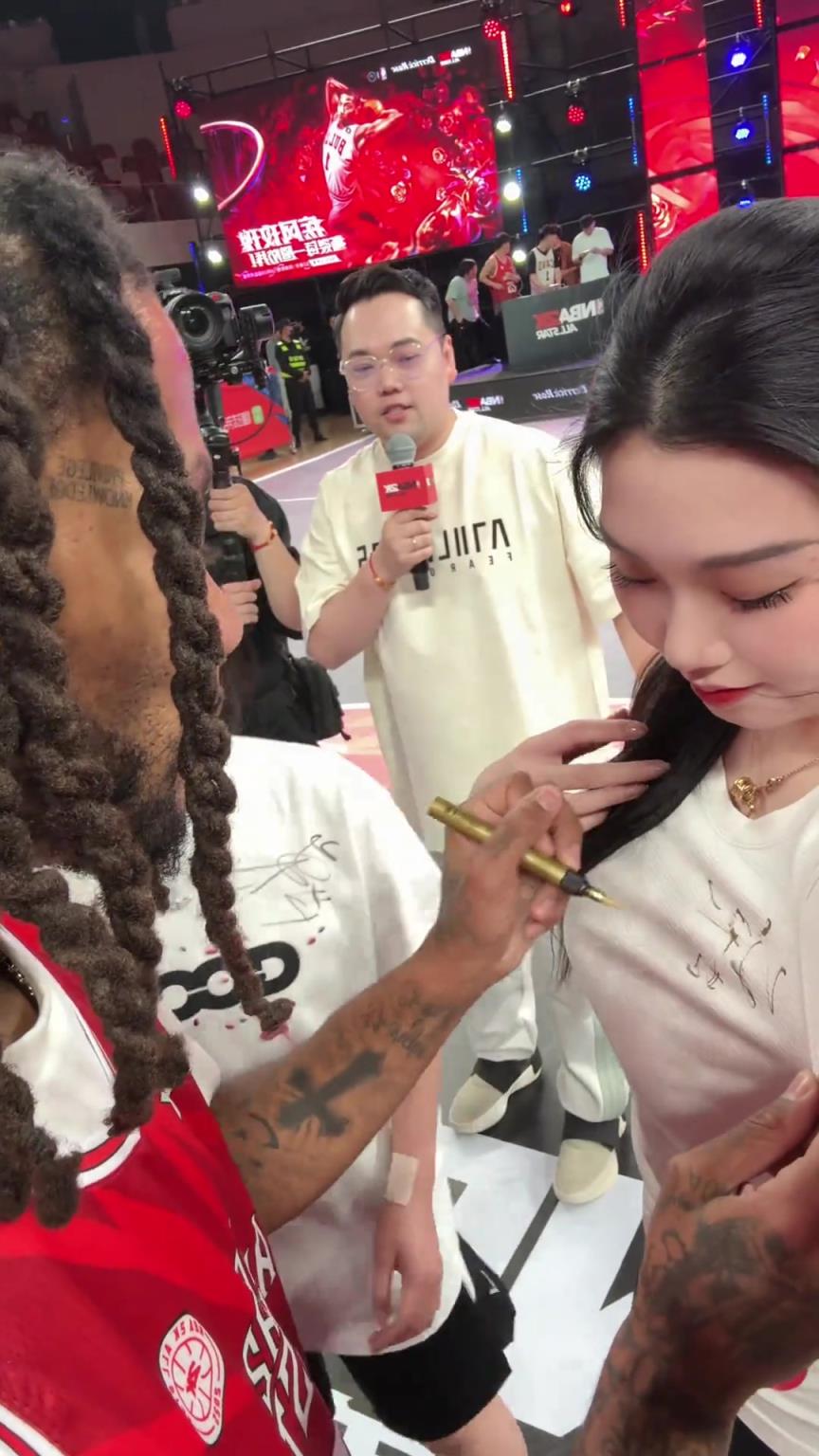 关键这签名的位置？罗斯给国产卡戴珊肘姐衣服上签名~