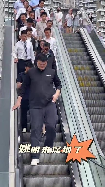 2米26的姚明上中巴和我们普通人上suv差不多啊