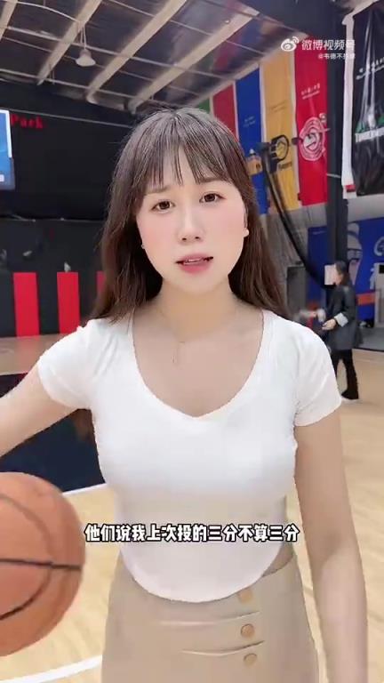 黑丝包臀裙！你说摆拍吧，她又有点东西