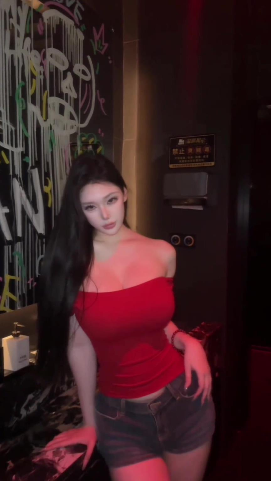 身材炸裂！凯瑞图前女友发新作：简单一点