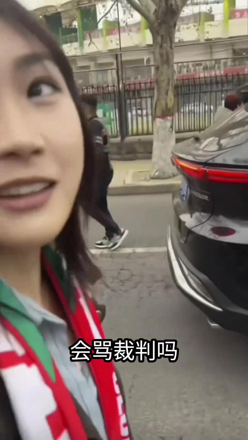 球场边都是最最最真实的女球迷