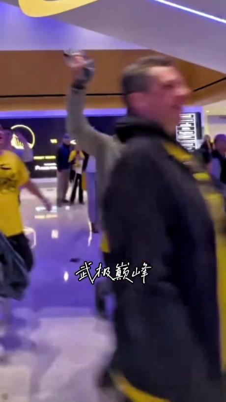 让一个巴特勒，勇士依然拿下火箭！赛后勇士球迷庆祝G3胜利