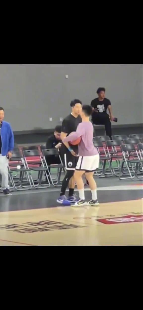 这么亲密吗？前CBA球员曹岩打招呼先摸对方老二
