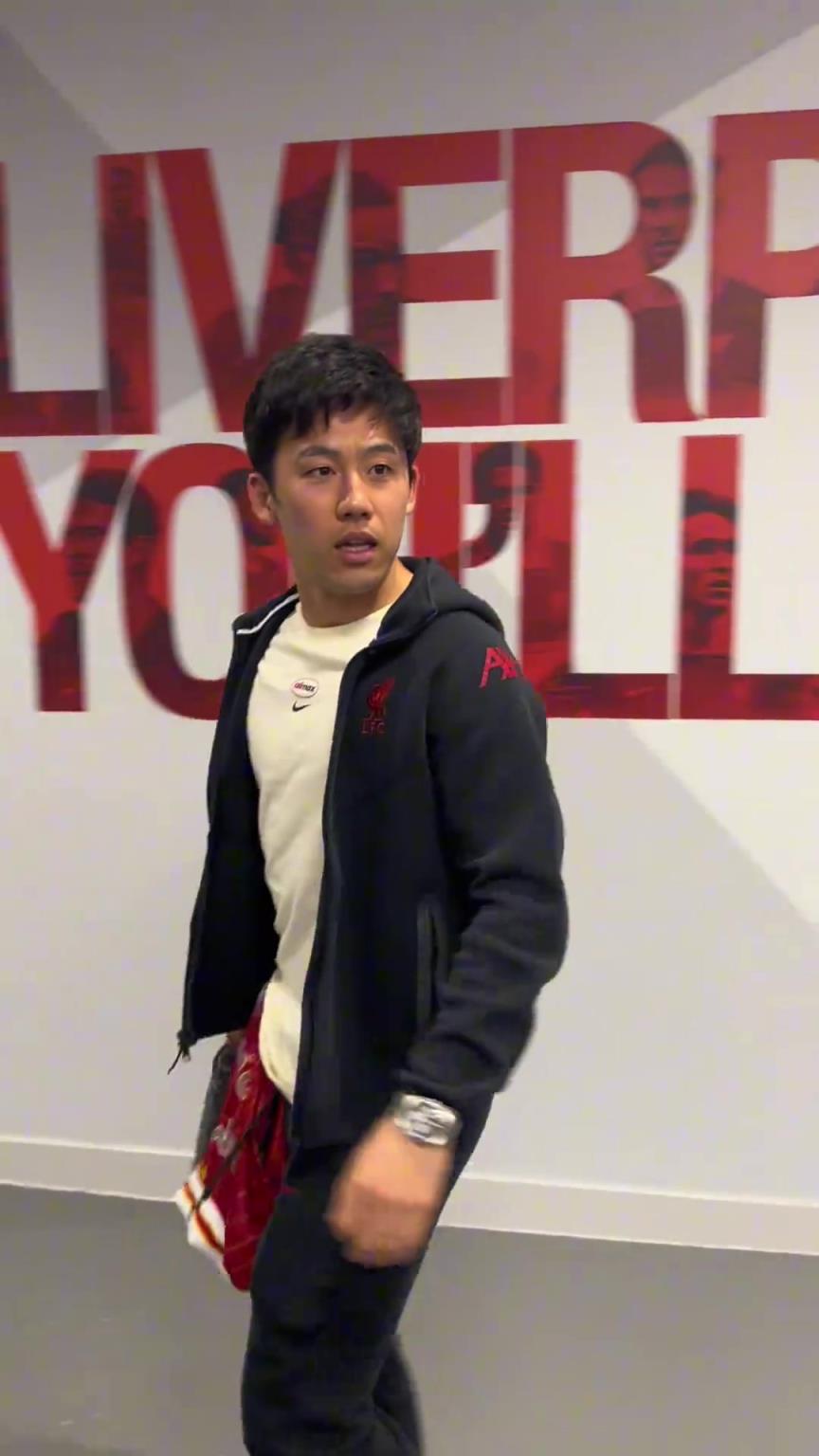 远藤航听完就掏手机，准备质问南野