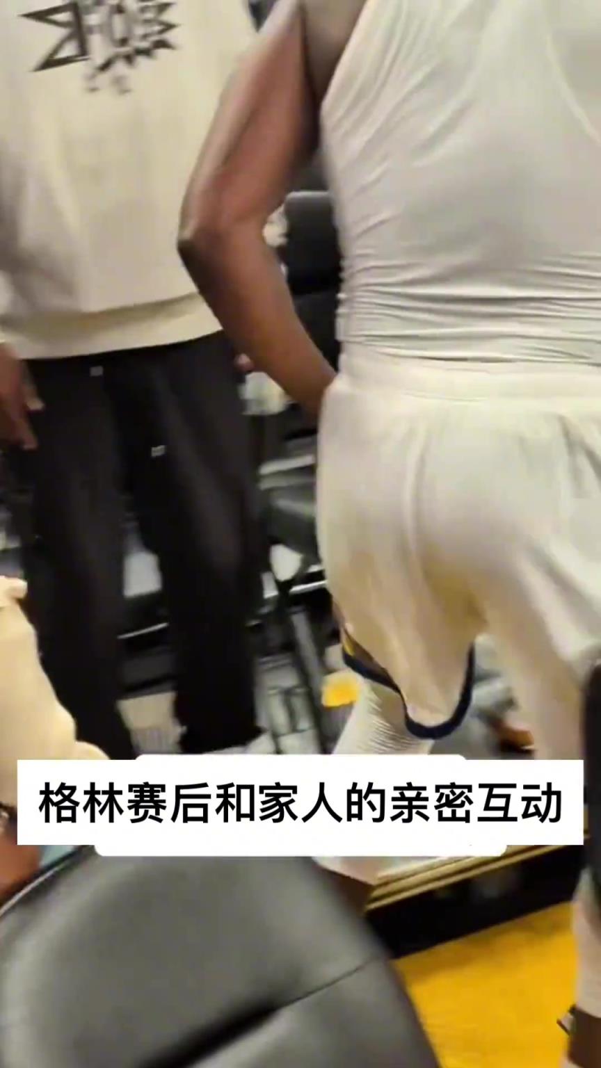 格林亲吻妻子牵着小宝贝回到更衣室。