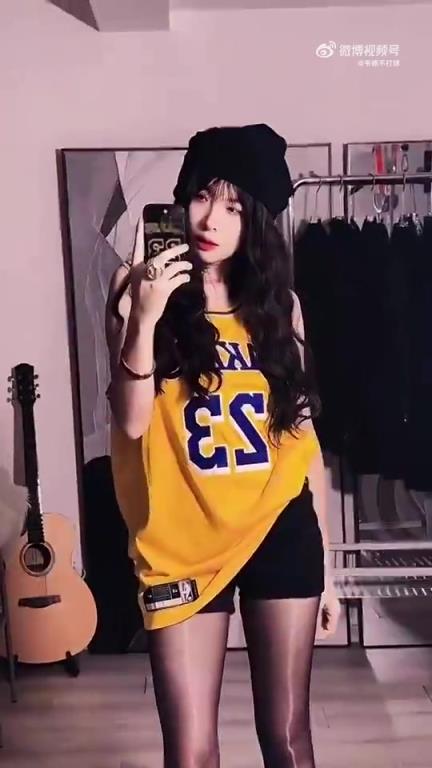 黑丝大长腿！现在女詹密都这么卷了嘛